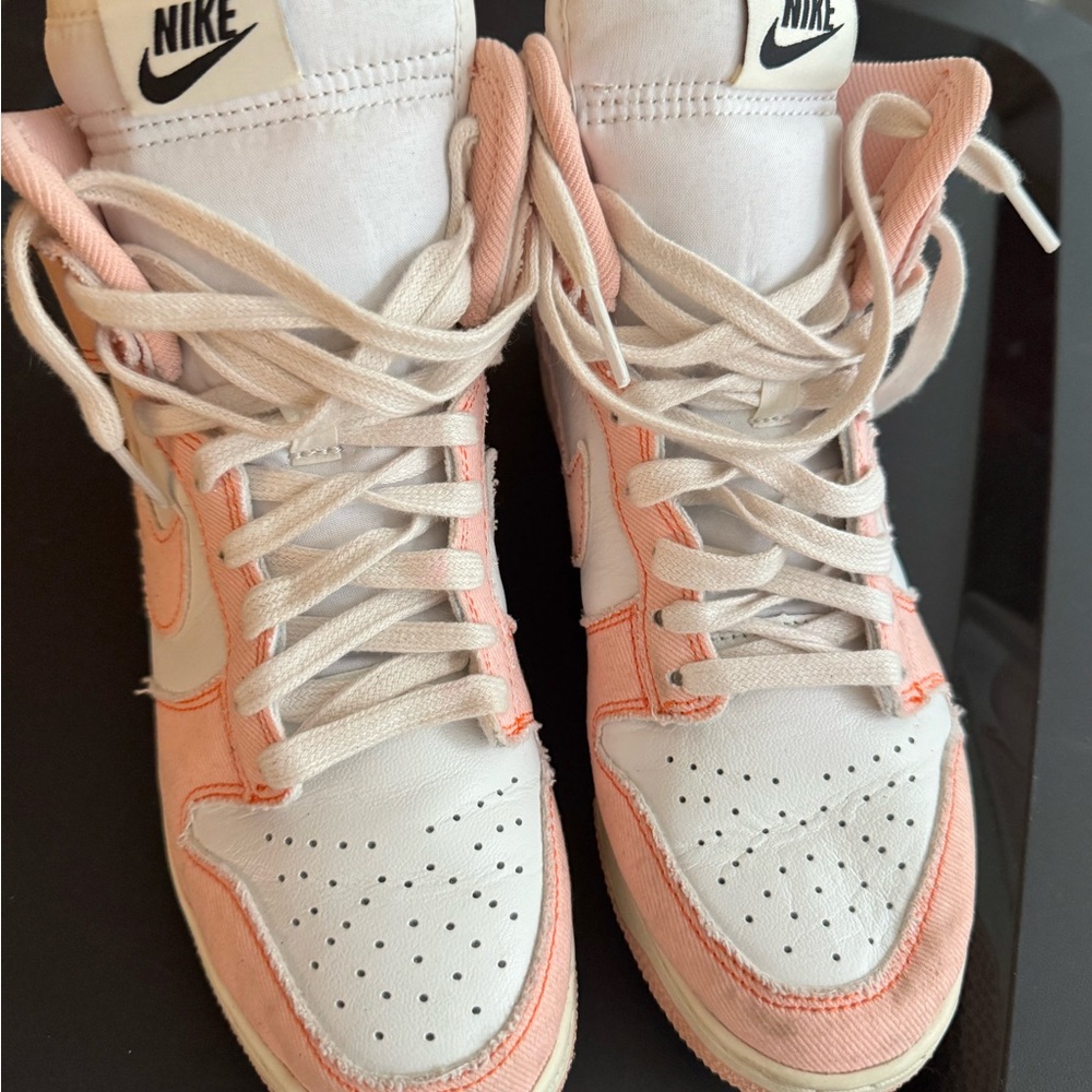 Nike Women's White and Peach Sneakers size 8